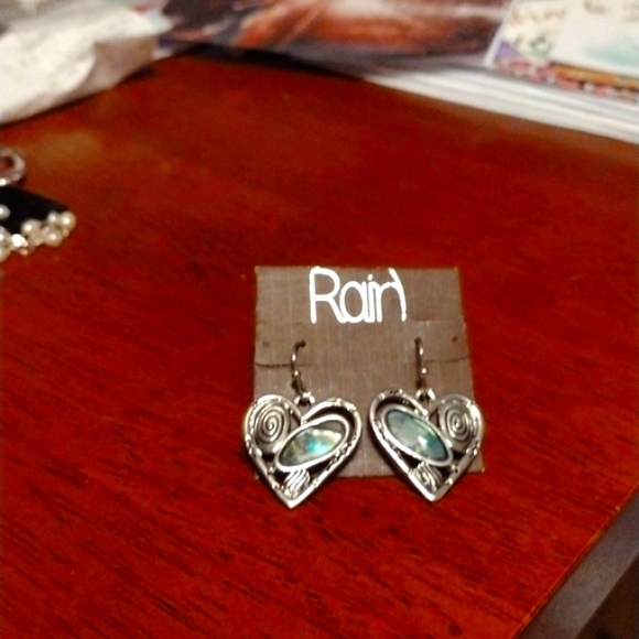 🌟 Rain Heart Shaped Earrings NWOT - Picture 2 of 3